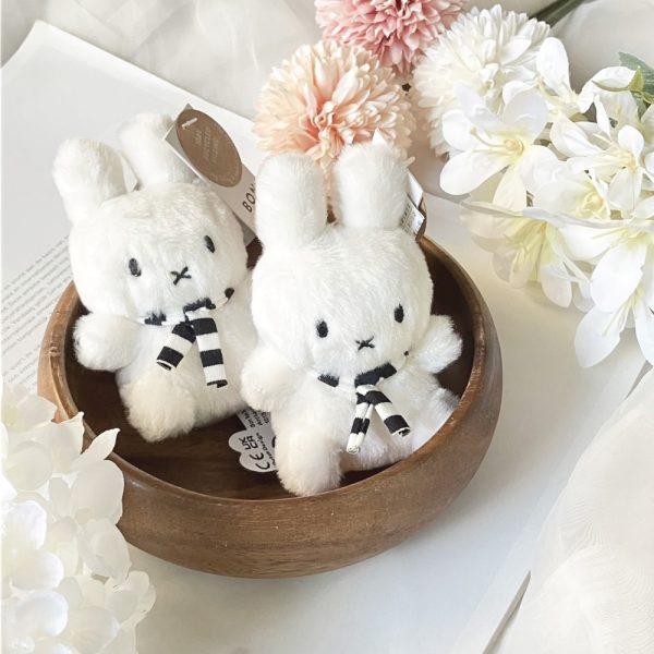 100243044.jpeg BON TON TOYS Miffy米菲兔鑰匙圈-圍巾兔 10cm