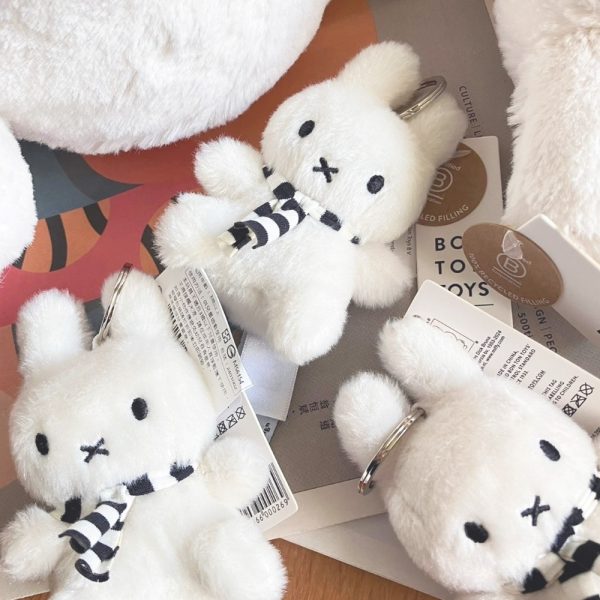 100243047.jpeg BON TON TOYS Miffy米菲兔鑰匙圈-圍巾兔 10cm